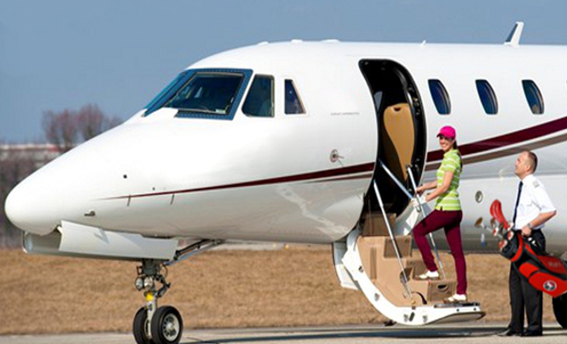 golfer-boarding-private-jet